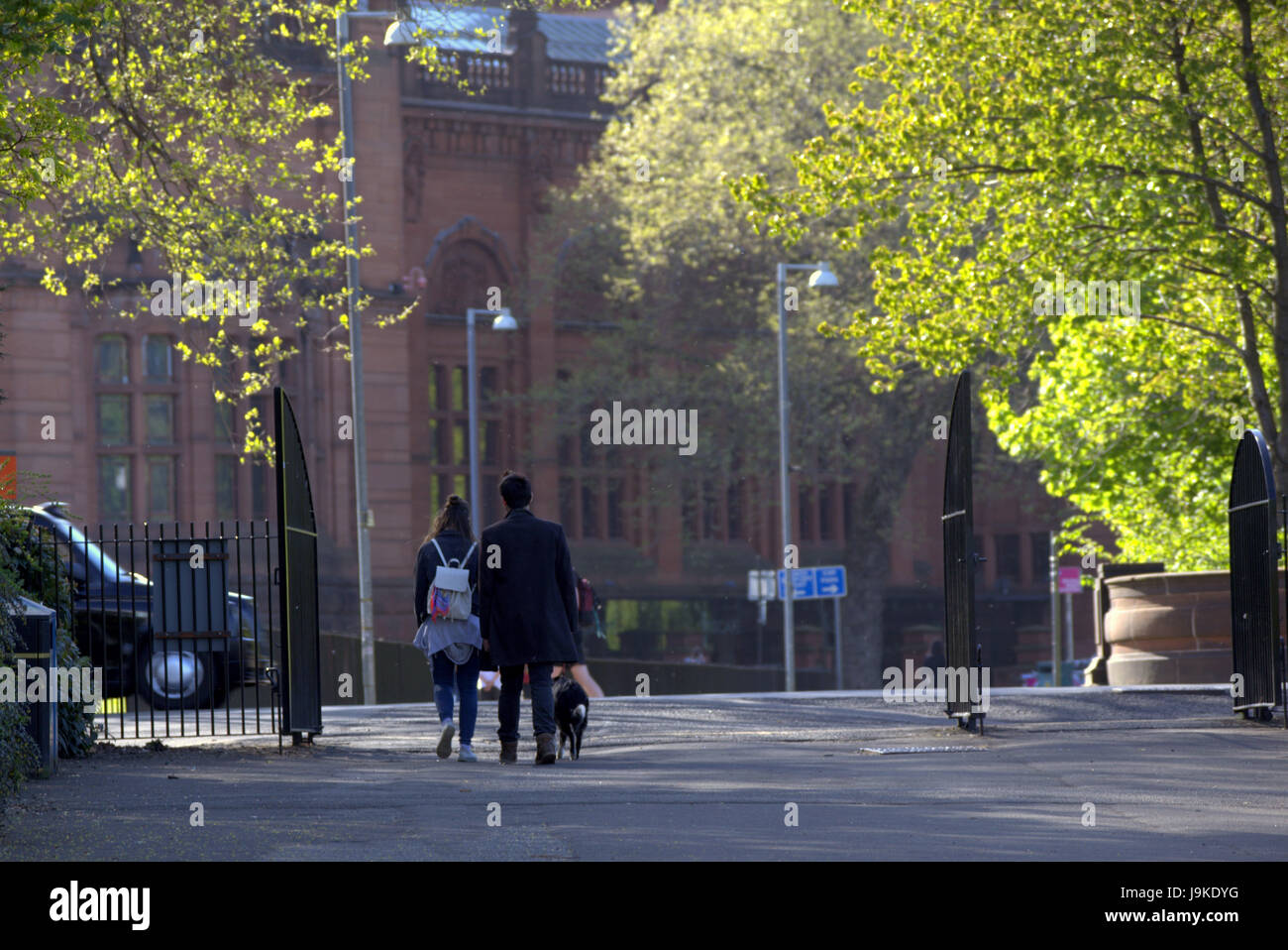 Glasgow Kelvingrove Park scena cane scuotipaglia Foto Stock