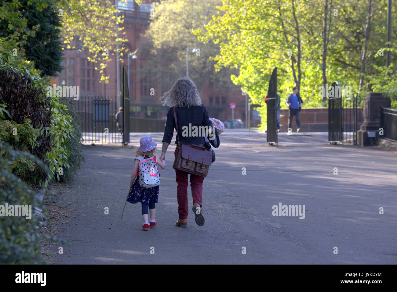 Glasgow Kelvingrove Park a piedi scene madre e figlia piccola Foto Stock