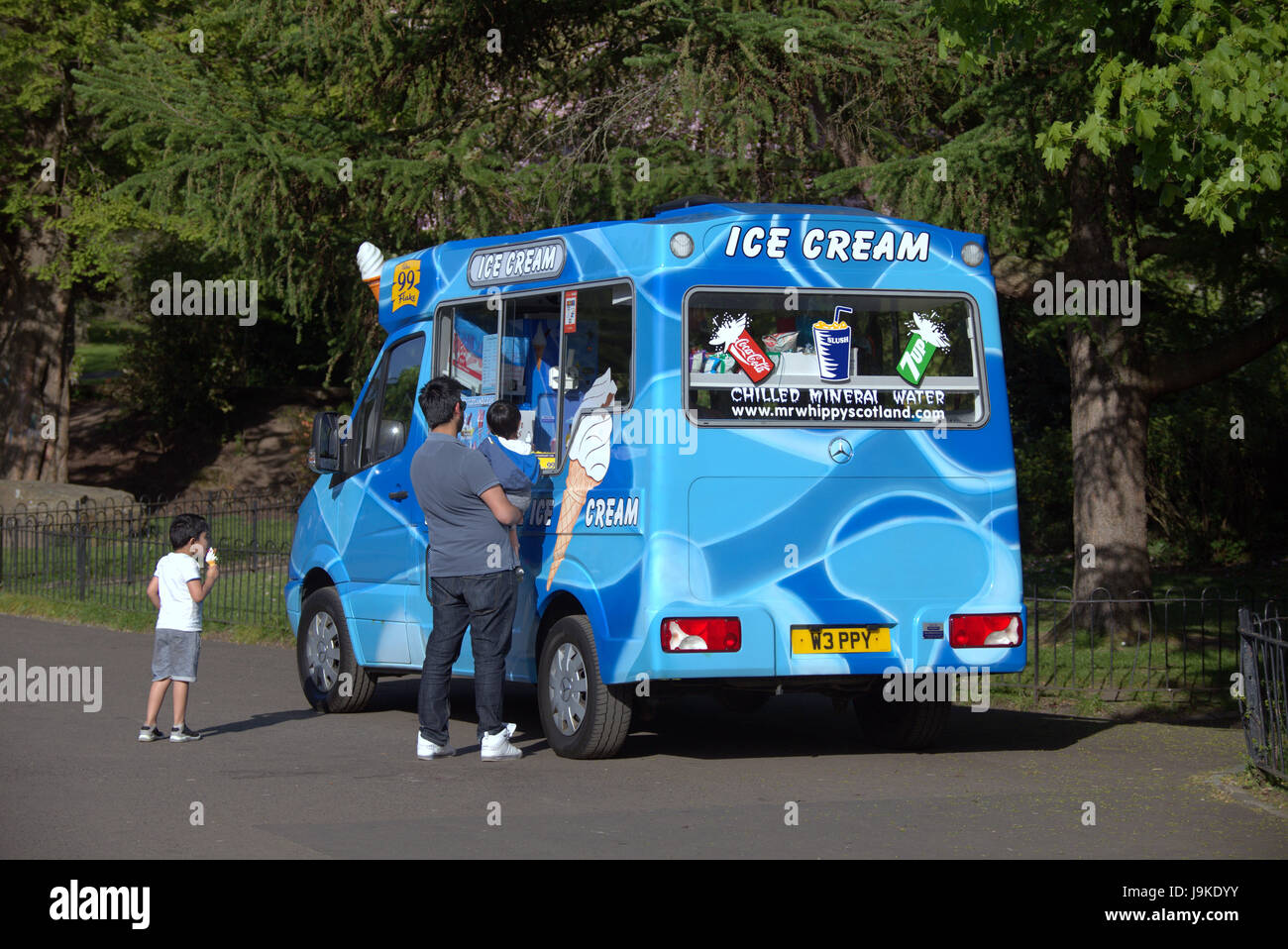 Glasgow Kelvingrove Park scene ice cream van coda carrello Foto Stock