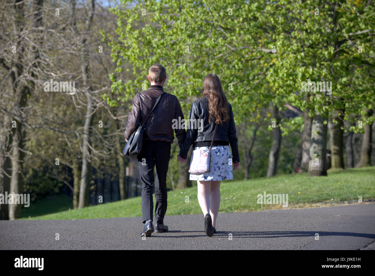 Glasgow Kelvingrove Park scene coppie tenendo le mani Foto Stock