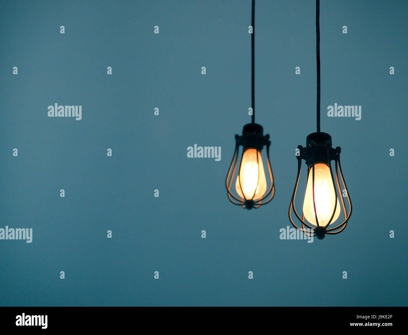 Luce incandescente lampadine su sfondo semplice con spazio di testo Foto Stock