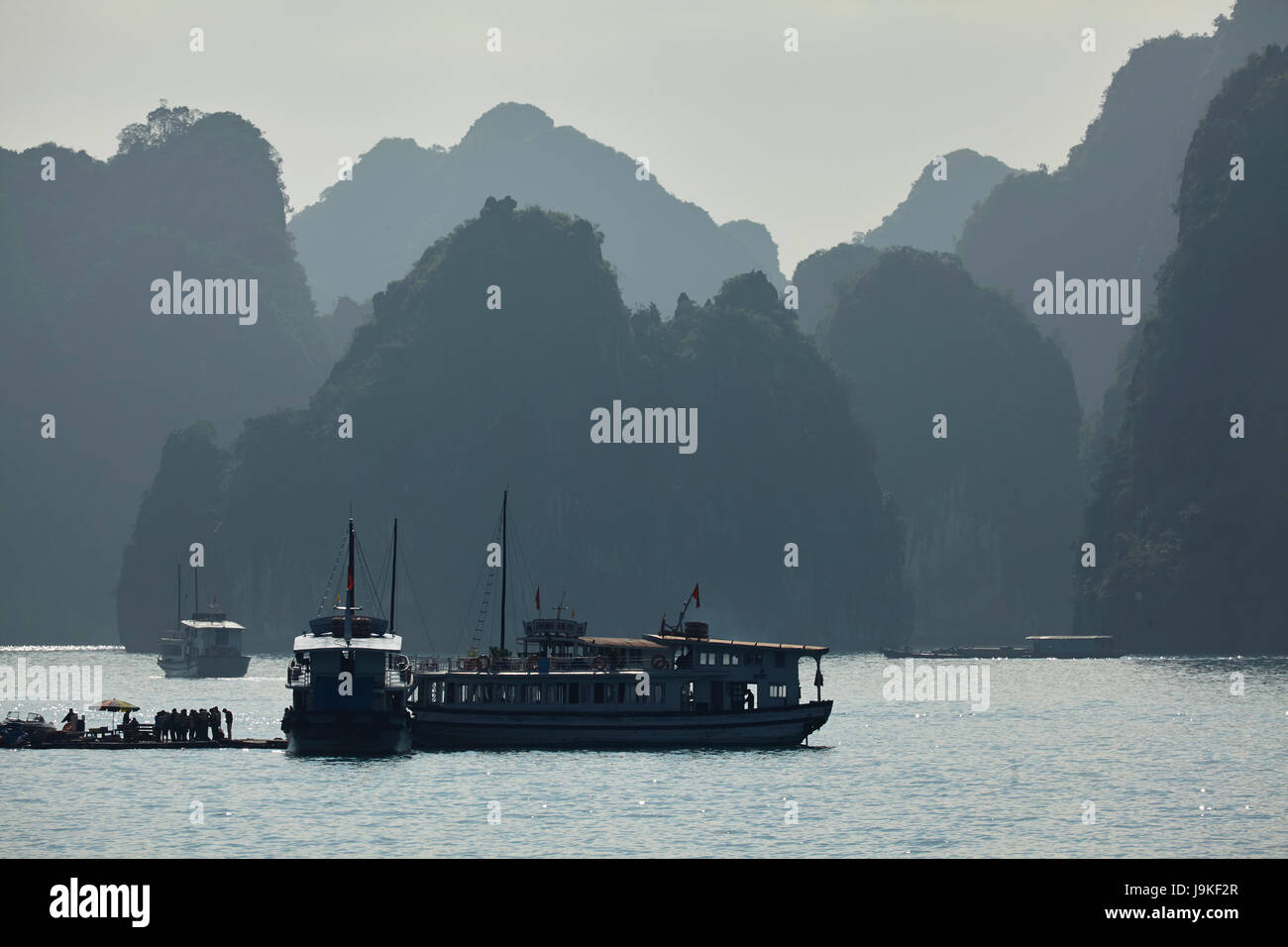 Battelli turistici e pietre calcaree carsiche, la baia di Ha Long (UNESCO World Heritage Site ), Quang Ninh Provincia, Vietnam Foto Stock