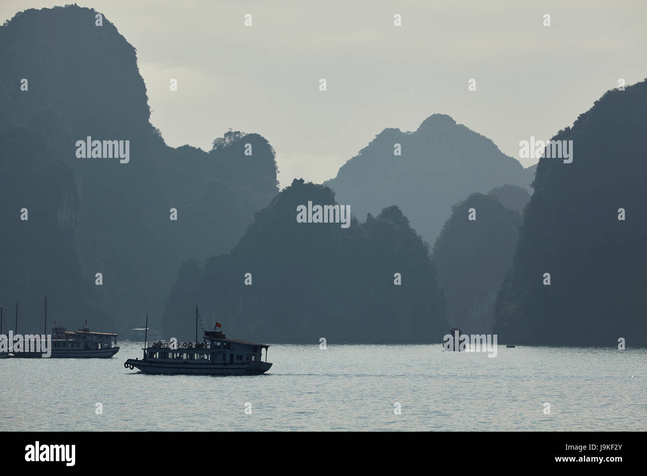 Battelli turistici e pietre calcaree carsiche, la baia di Ha Long (UNESCO World Heritage Site ), Quang Ninh Provincia, Vietnam Foto Stock