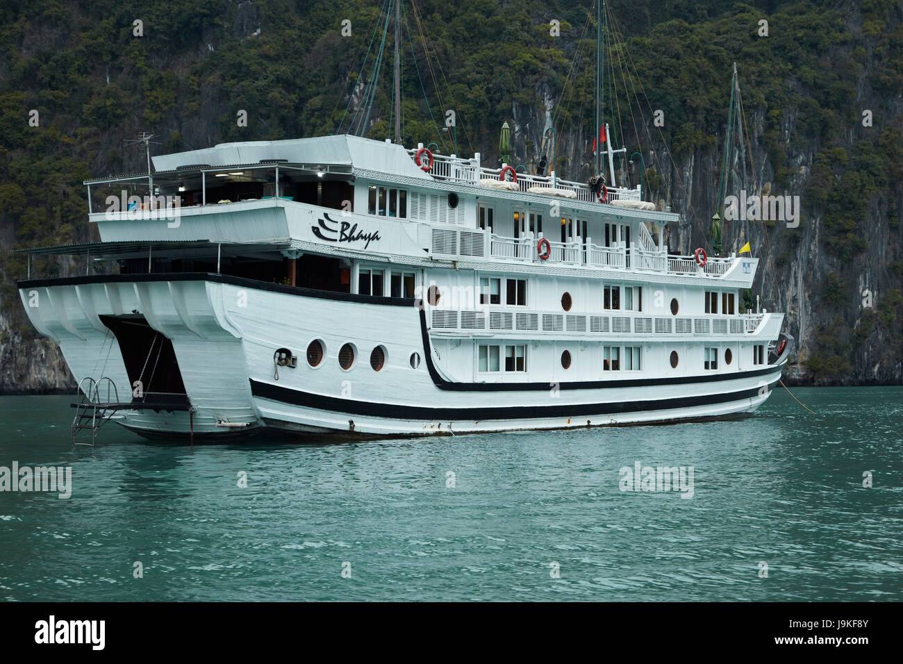 Bhaja crociera di lusso in barca, la baia di Ha Long (UNESCO World Heritage Site ), Quang Ninh Provincia, Vietnam Foto Stock