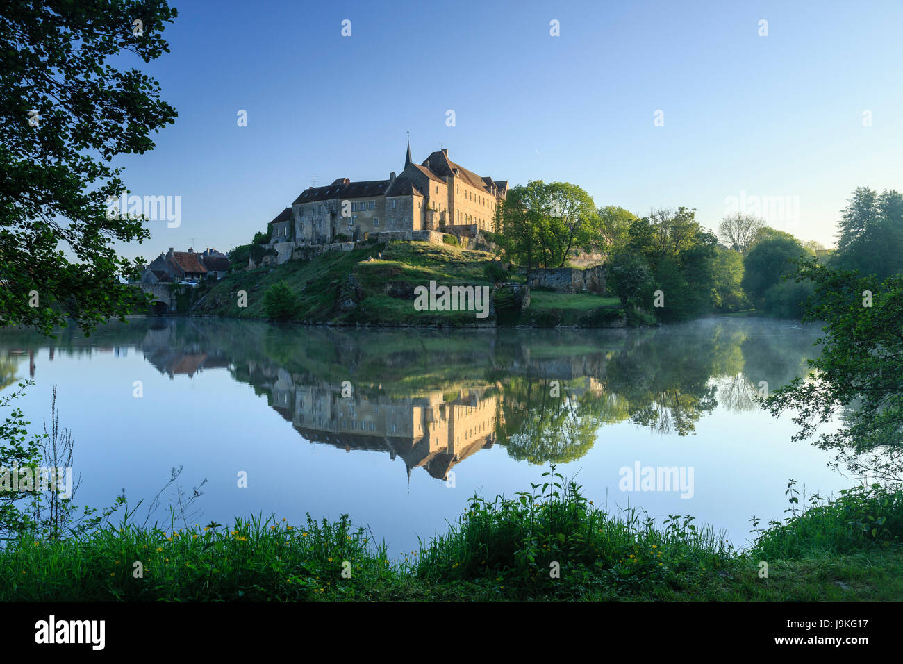Francia, Indre, Saint Benoit du Sault, etichettati Les Plus Beaux Villages de France, la ritenzione di acqua sul Portefeuille e il Priorato di mattina Foto Stock