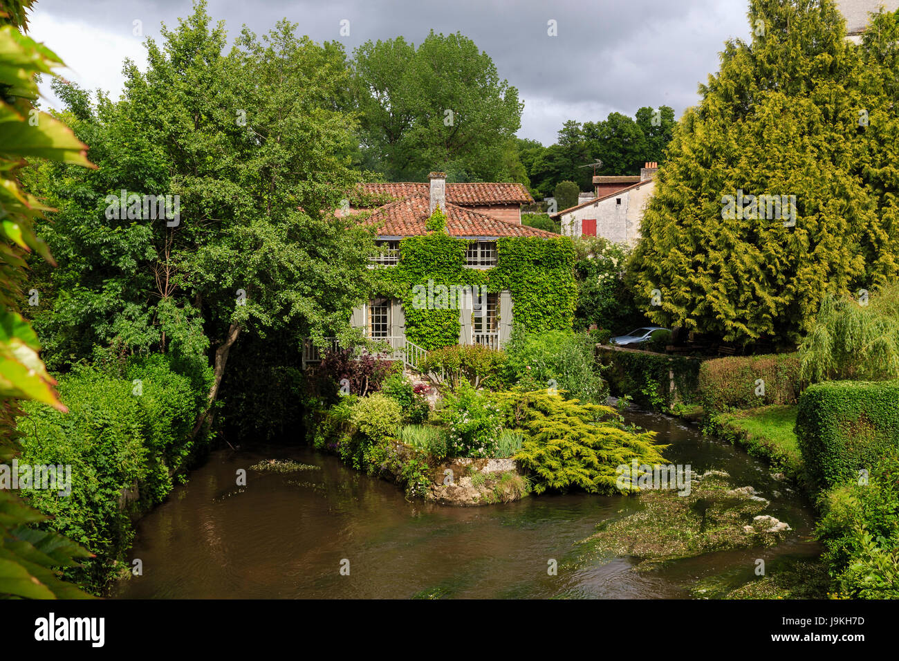 Francia, Dordogne, Bourdeilles, il Mulino Bourdeille, Vescovo e il fiume Dronne Foto Stock