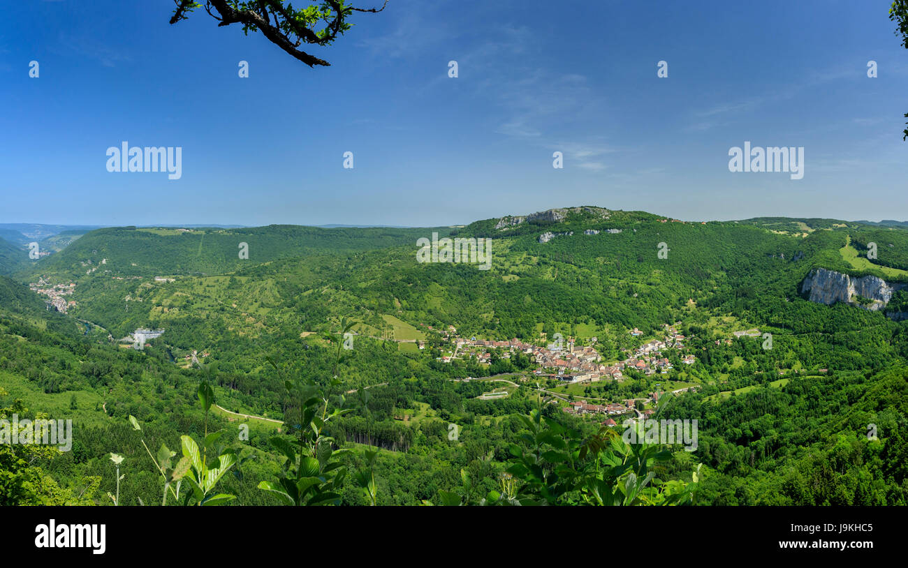 Francia, Doubs, Renedale, belvedere di Renedale, vista sulla Loue valley, Mouthier Haute Pierre e i LOD sinistra Foto Stock