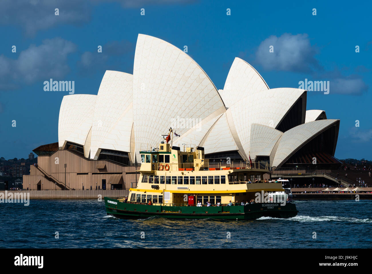 Ferries va oltre la Opera House di Sydney. Sydney, NSW, Australia Foto Stock