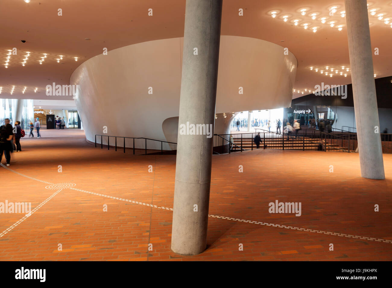 Amburgo, Germania - 17 Maggio 2017: Il Plaza, zona centrale intorno alla scala di Elbe Philharmonic Hall costruito dagli architetti Herzog & de Meuron Foto Stock