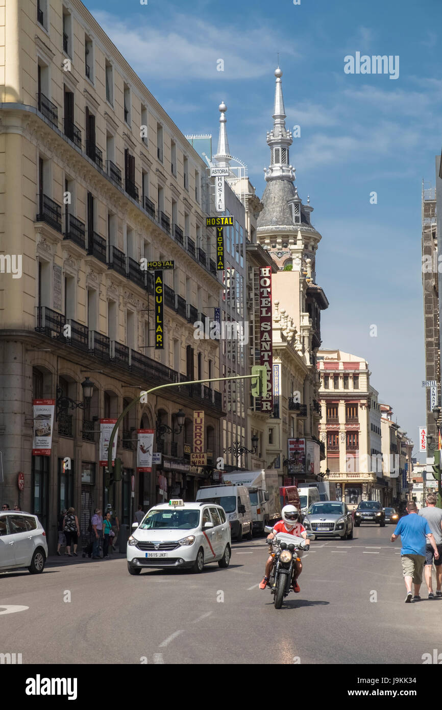 Scena di strada con un mix di hotel e ostello edifici, Carrera de San Jeronimo, Madrid, Spagna Foto Stock