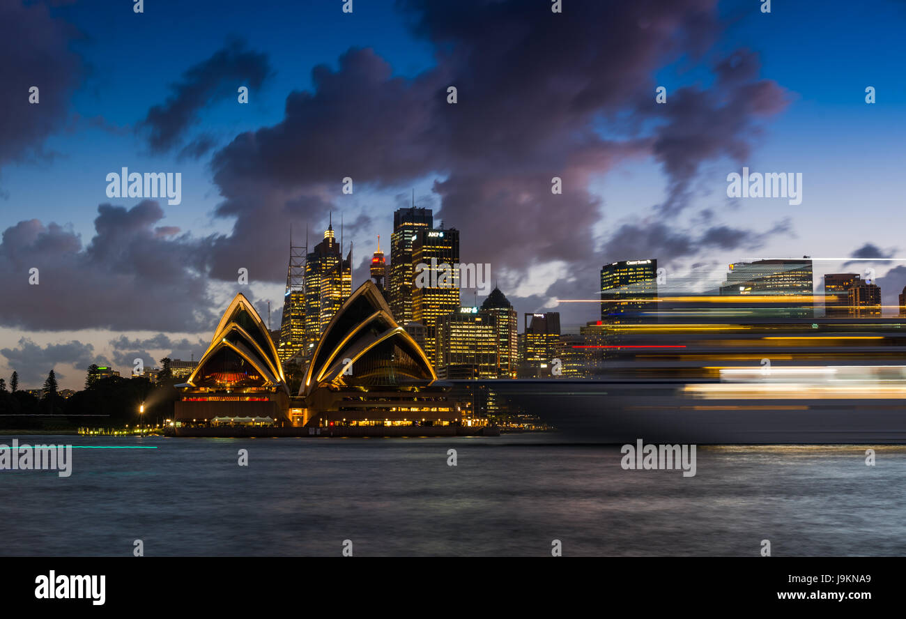 Il movimento sfocati nave da crociera al tramonto. Il Porto di Sydney, NSW, Australia. Foto Stock