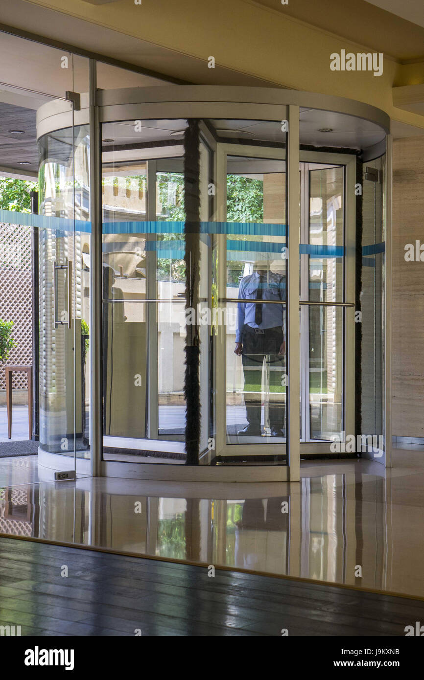 Alluminio porta girevole di ingresso Hotel, Asia Foto Stock