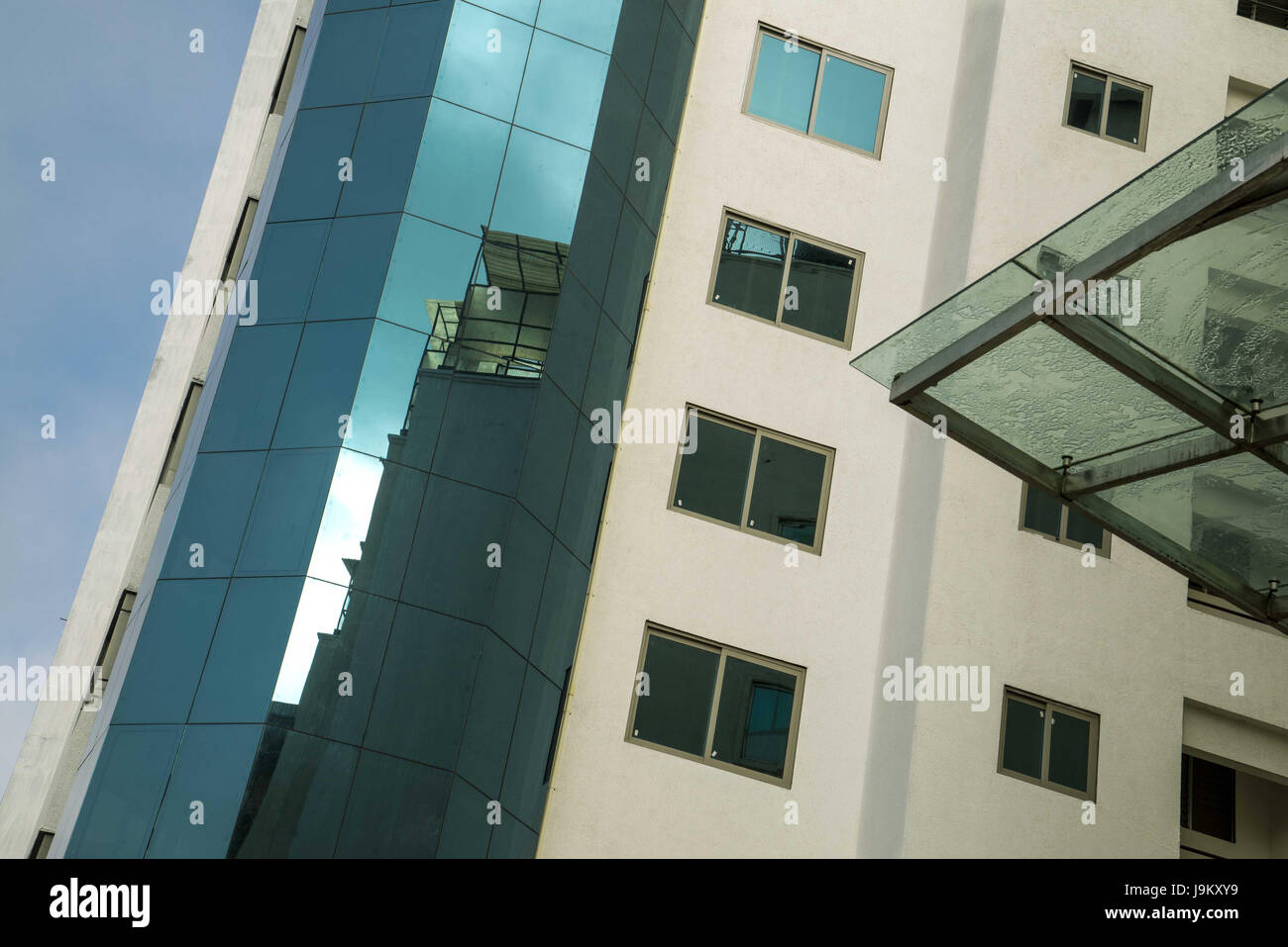 La riflessione sul palazzo di vetro, India, Asia Foto Stock