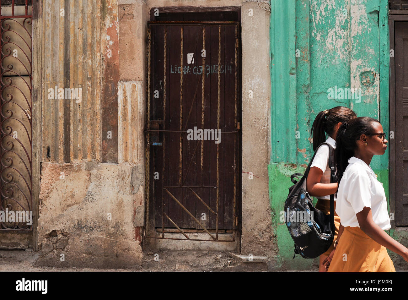 Due studenti cubani vestito con la tipica uniforme scolastica passando da a l'Avana, Cuba Foto Stock