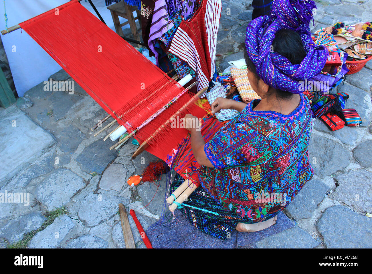 Mujer Maya elaborando i prodotti tessili con telar de cintura. Maya donna rendendo i tessuti con telaio di cintura, Pueblo de Santa Catarina a la orilla del lago Foto Stock