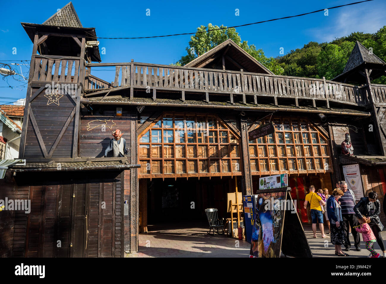 Haunted castello su un amarket in crusca vicino al famoso Castello di Bran in Brasov County della regione storica Transilvania, Romania Foto Stock
