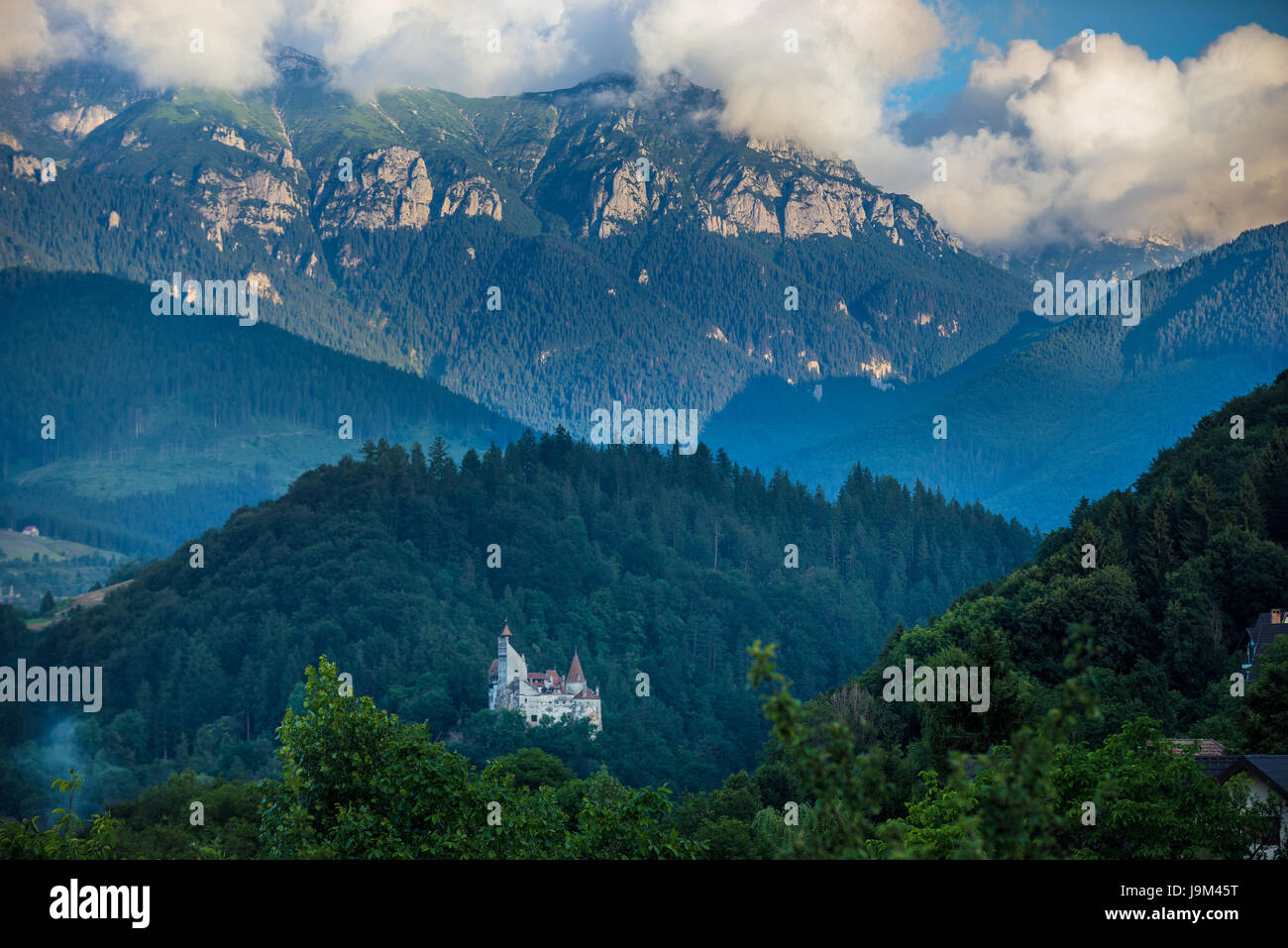 Vista aerea del comune di crusca in Brasov County della regione storica Transilvania, Romania. Castello di Bran sulla foto Foto Stock