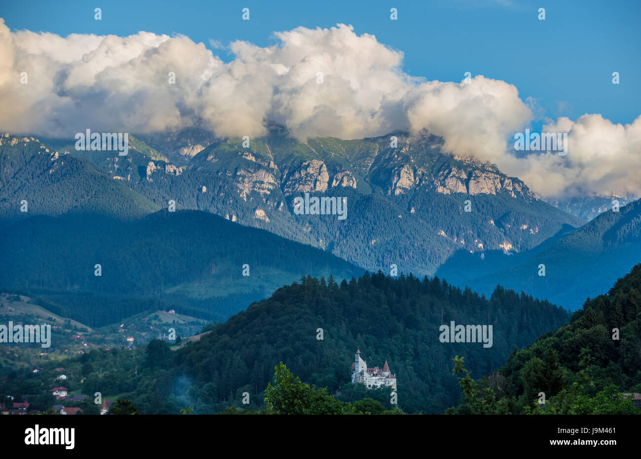 Vista aerea del comune di crusca in Brasov County della regione storica Transilvania, Romania. Castello di Bran sulla foto Foto Stock