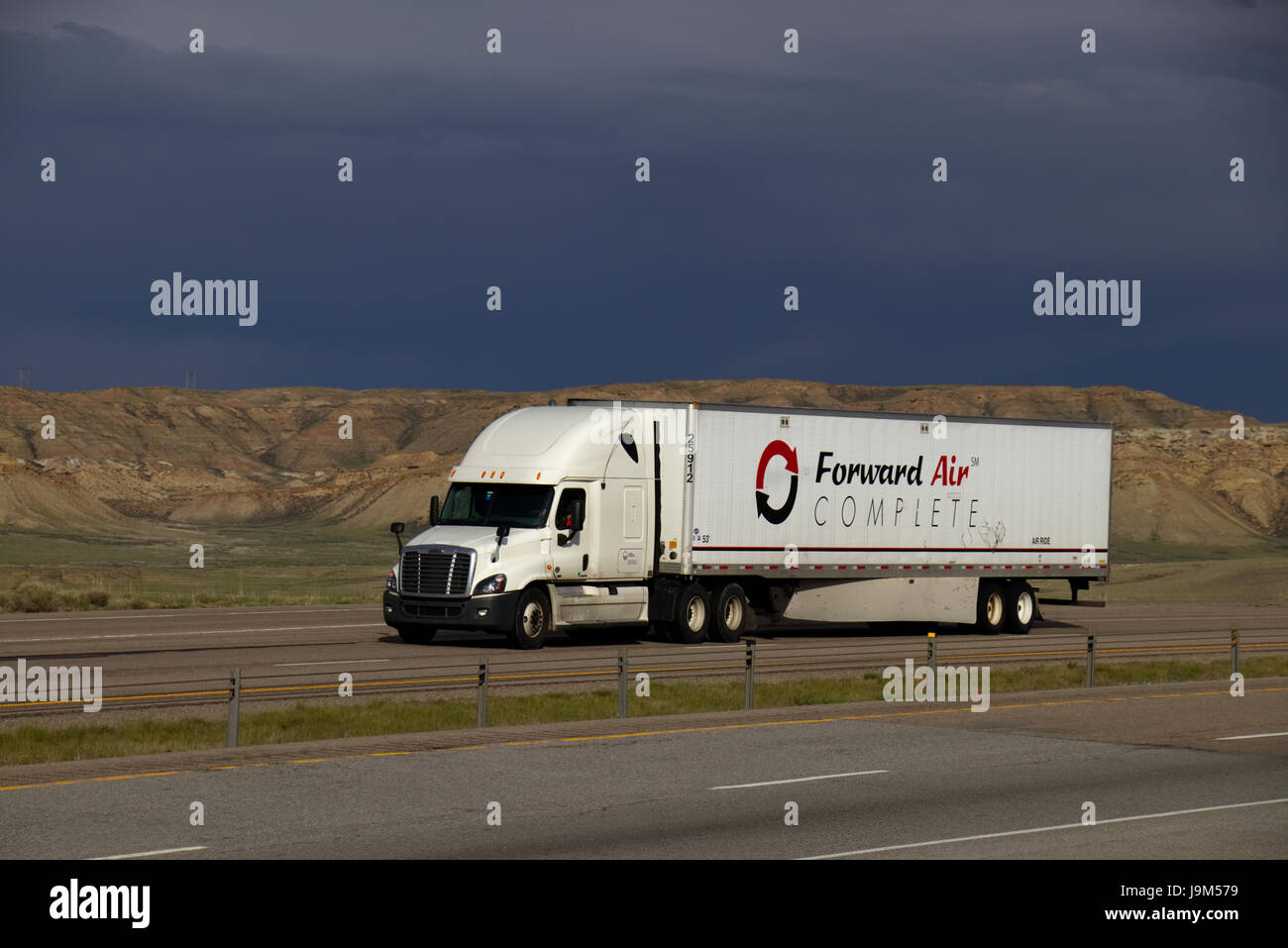 Un bianco Freightliner Semi-Truck tira un bianco 'Avanti Air completa' rimorchio lungo un rurale noi Interstate. Foto Stock