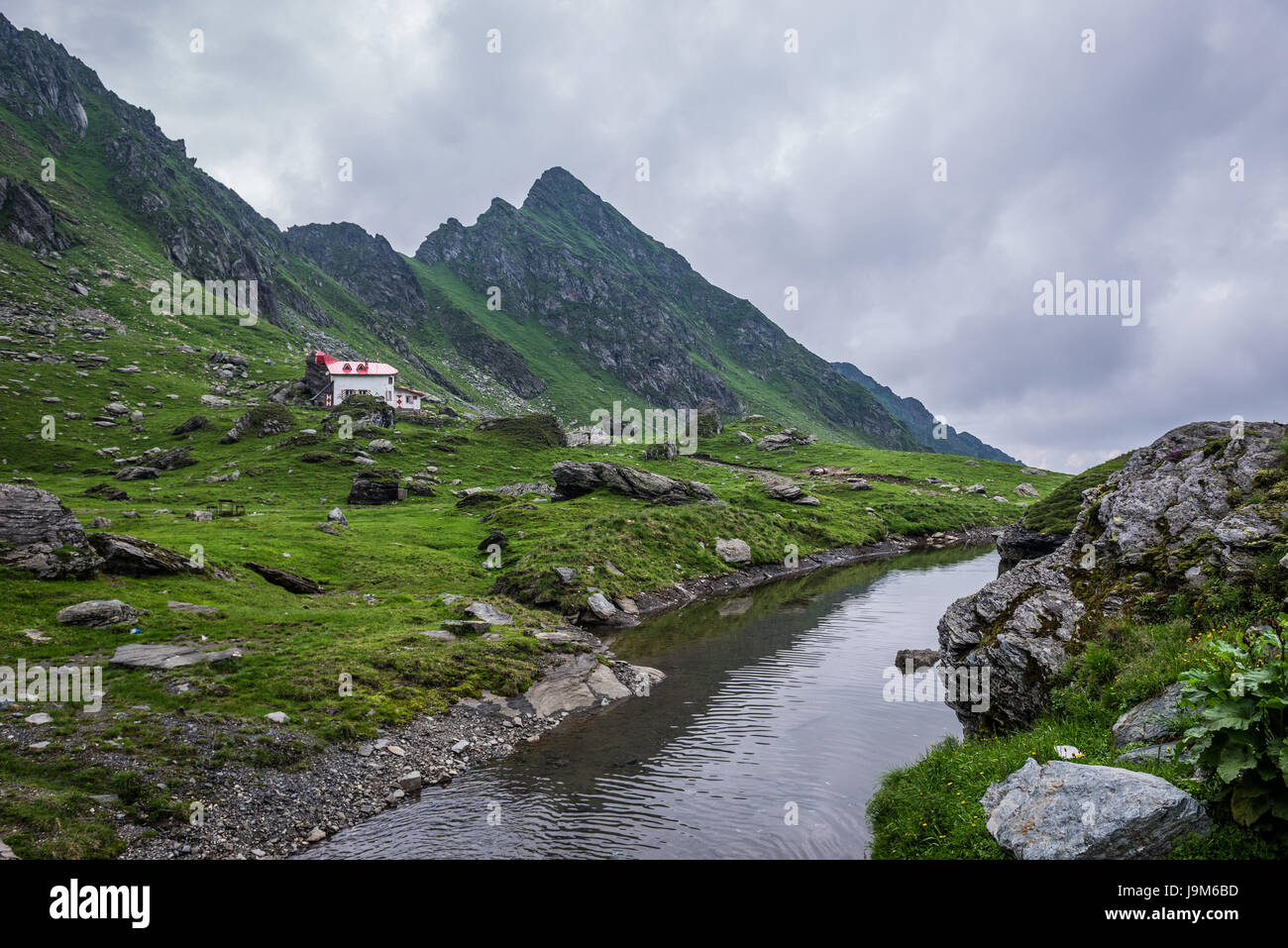 Area del ghiacciaio lago Balea accanto alla strada Transfagarasan in montagna Fagaras (parte dei Carpazi), Romania Foto Stock