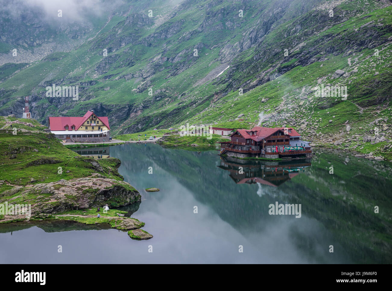 Vista del lago Balea accanto alla strada Transfagarasan in montagna Fagaras (parte dei Carpazi), Romania Foto Stock