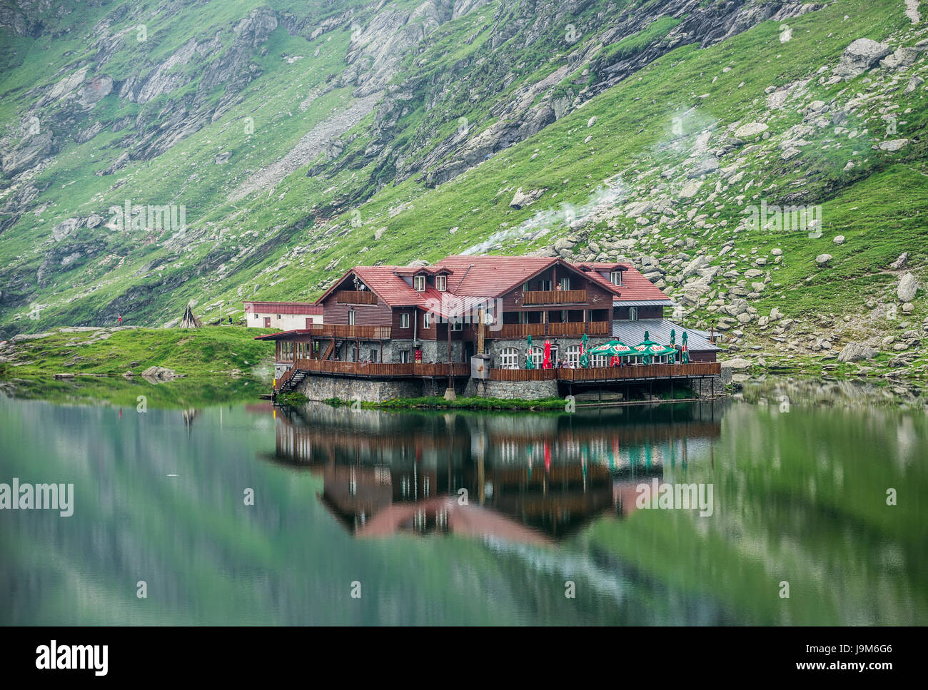 Balea Lac Chalet su ghiacciaio al lago Balea accanto alla strada Transfagarasan in montagna Fagaras (parte dei Carpazi), Romania Foto Stock