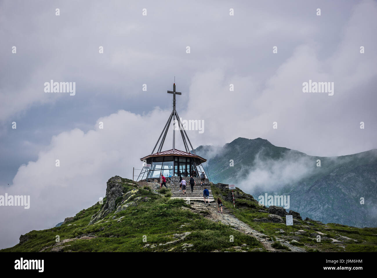Punto di vista ghiacciaio rifugio lago Balea accanto alla strada Transfagarasan in montagna Fagaras (parte dei Carpazi), Romania Foto Stock
