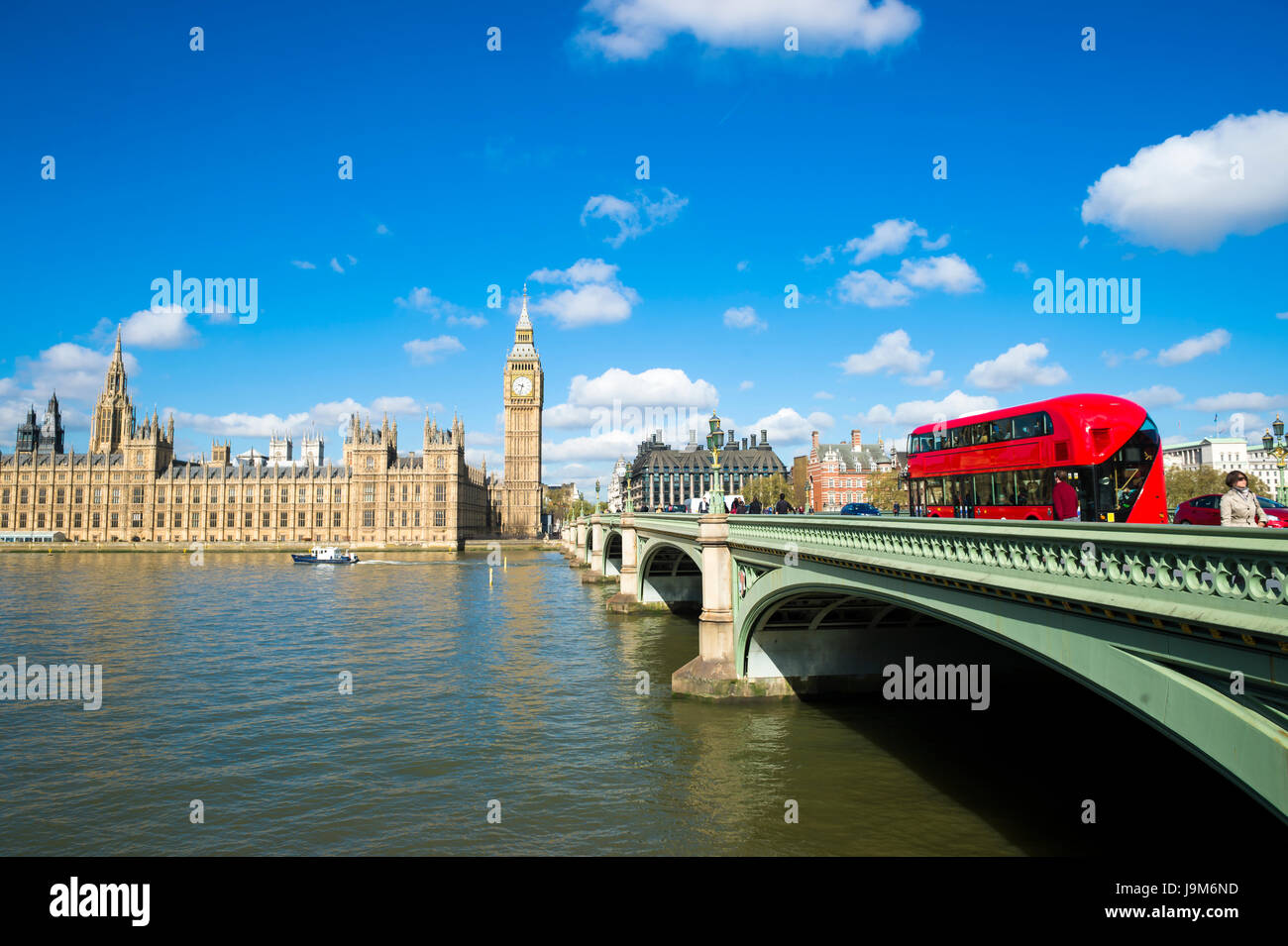 Scenic vista la mattina del case del Parlamento presso il Palazzo di Westminster attraverso il Fiume Tamigi a Londra in Inghilterra su un luminoso cielo blu giorno Foto Stock