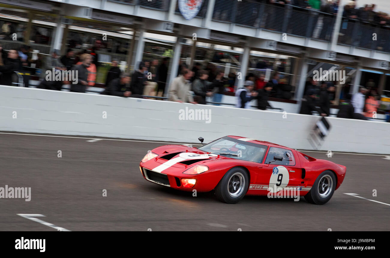 1965 Ford GT40 con conducente David Fosbrey durante la Alan Mann gara del trofeo a Goodwood GRRC 74a Assemblea dei Soci, Sussex, Regno Unito. Foto Stock