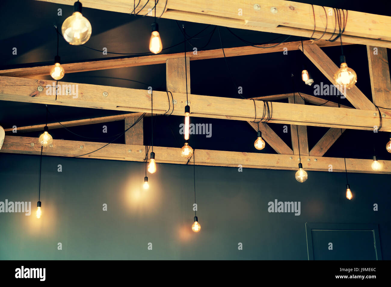 Luce che pende dal soffitto immagini e fotografie stock ad alta risoluzione  - Alamy