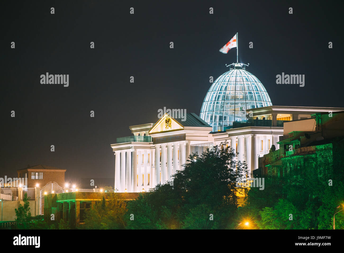 Tbilisi, Georgia. Amministrazione presidenziale Palace, Avlabari Residence In illuminazione notturna, Uptown di Avlabari distretto. Famoso punto di riferimento Foto Stock