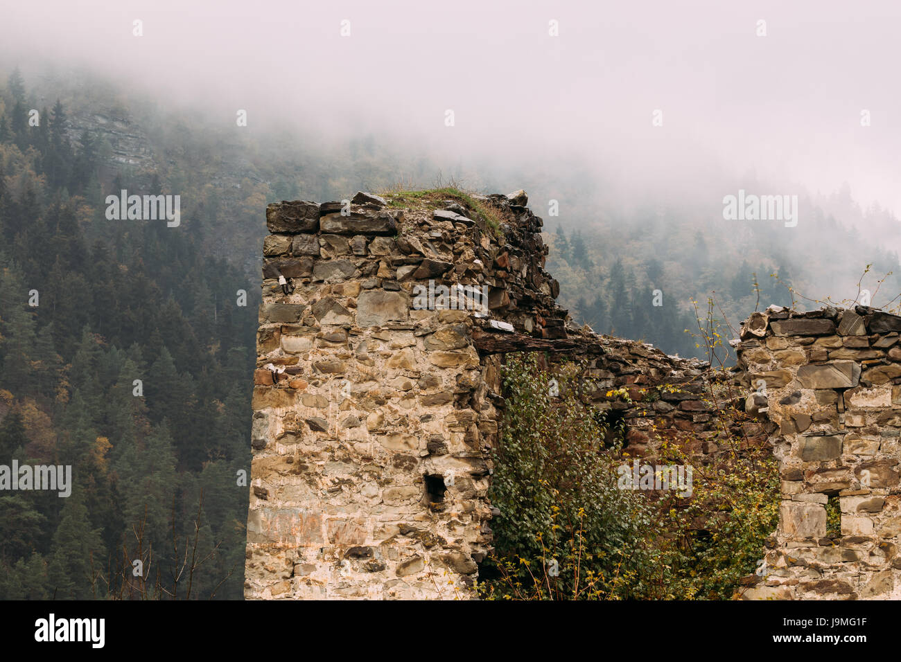 Borjomi, Samtskhe-Javakheti, Georgia. In prossimità delle antiche mura del famoso punto di riferimento locale è Gogia fortezza in autunno giornata di ottobre. Foto Stock