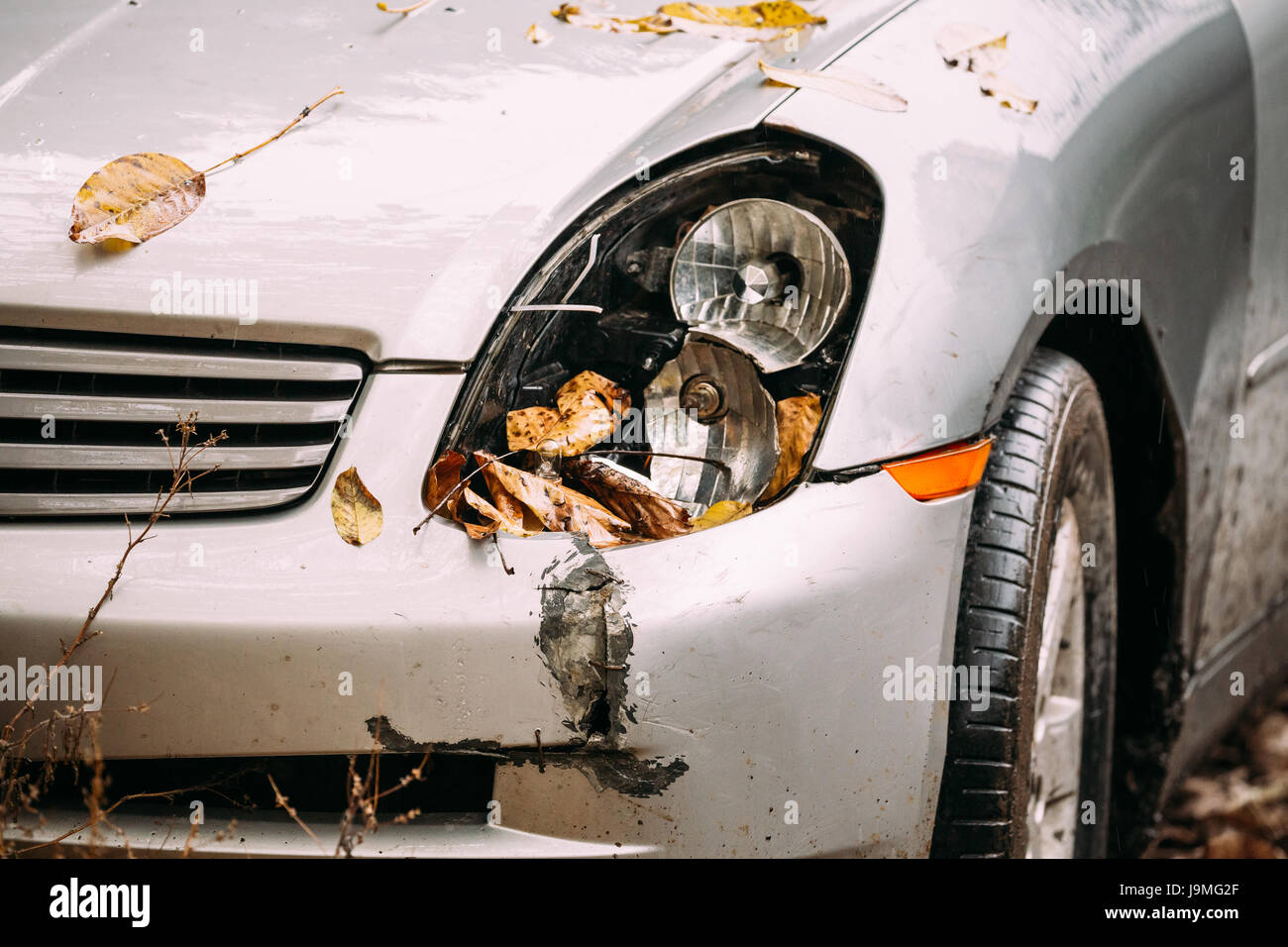 Rottura della lampada il faro e il paraurti auto graffiato con profondi  danni alla vernice Foto stock - Alamy