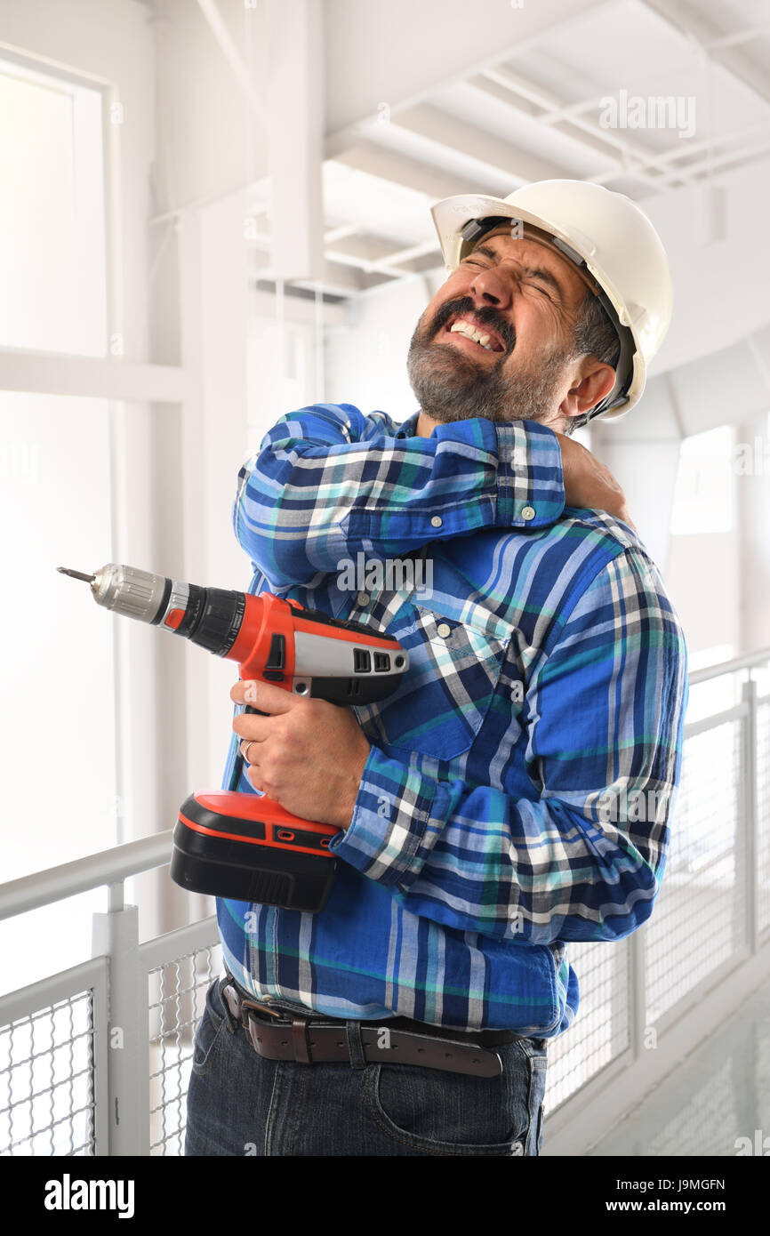 Uomo ispanico sofferenza lesioni alla schiena durante il lavoro Foto Stock