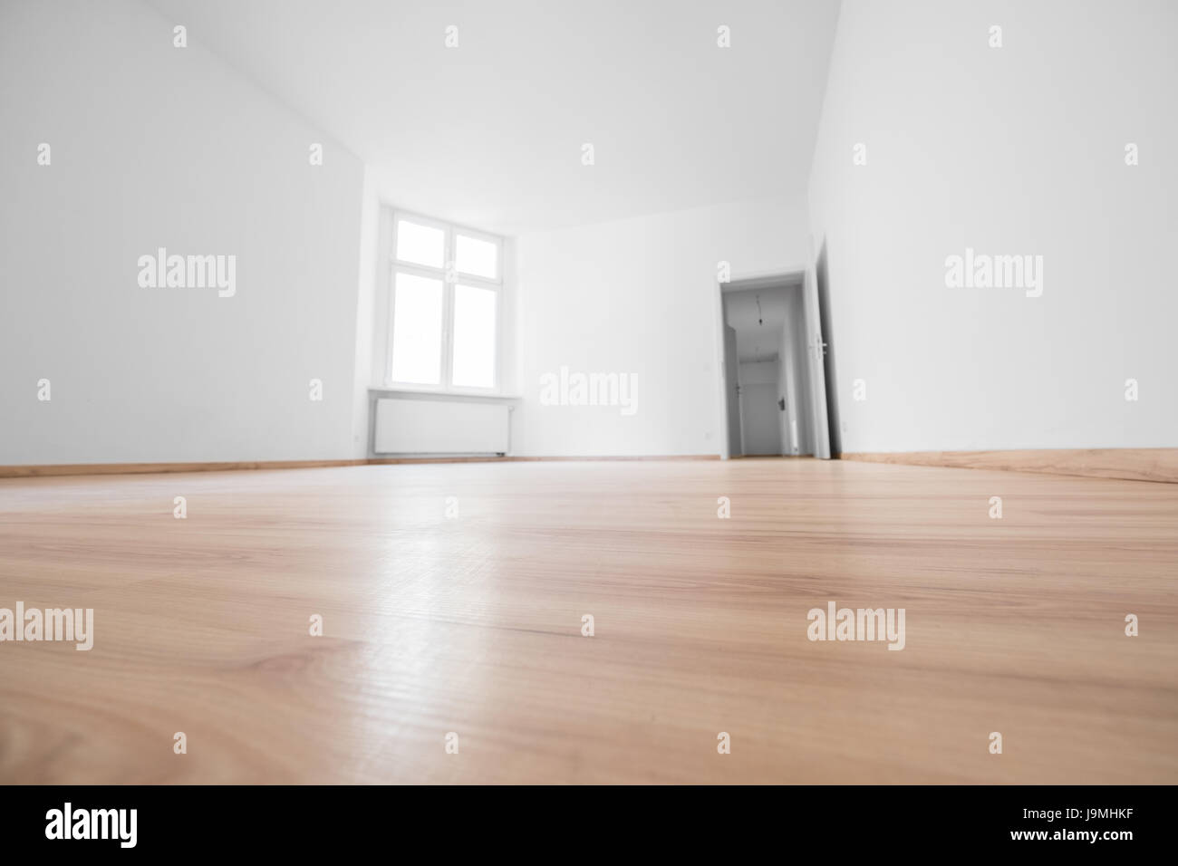 Stanza vuota - Pareti bianche e pavimento in legno nel nuovo appartamento Foto Stock