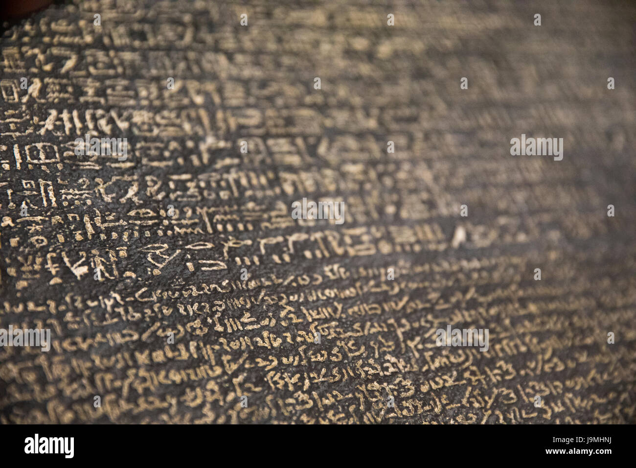 Geroglifici egiziani, demotic script, il greco antico - Rosetta Stone, 196 BC, il British Museum di Londra, Inghilterra, Regno Unito Foto Stock