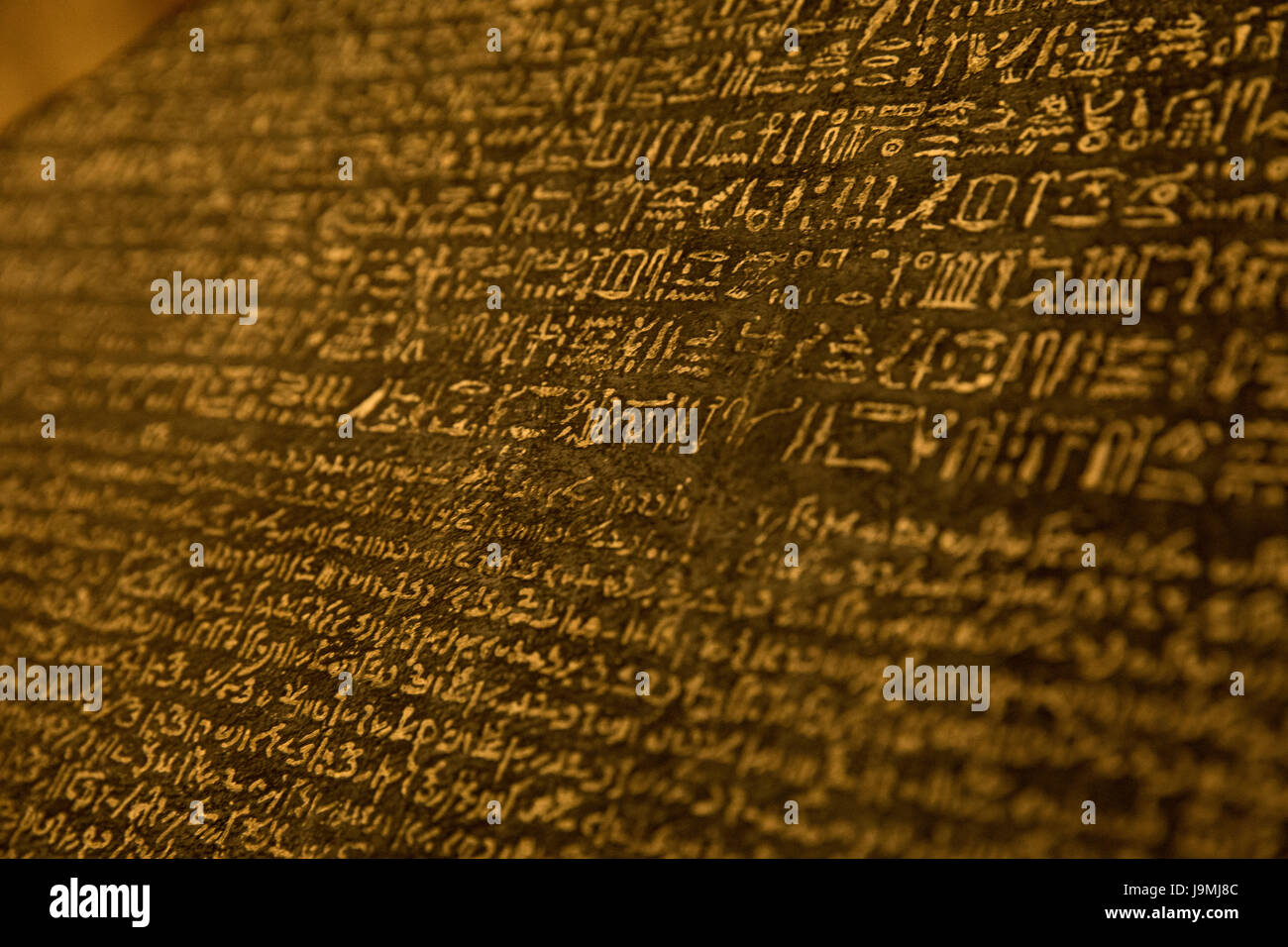 Geroglifici egiziani, demotic script, il greco antico - Rosetta Stone, 196 BC, il British Museum di Londra, Inghilterra, Regno Unito Foto Stock