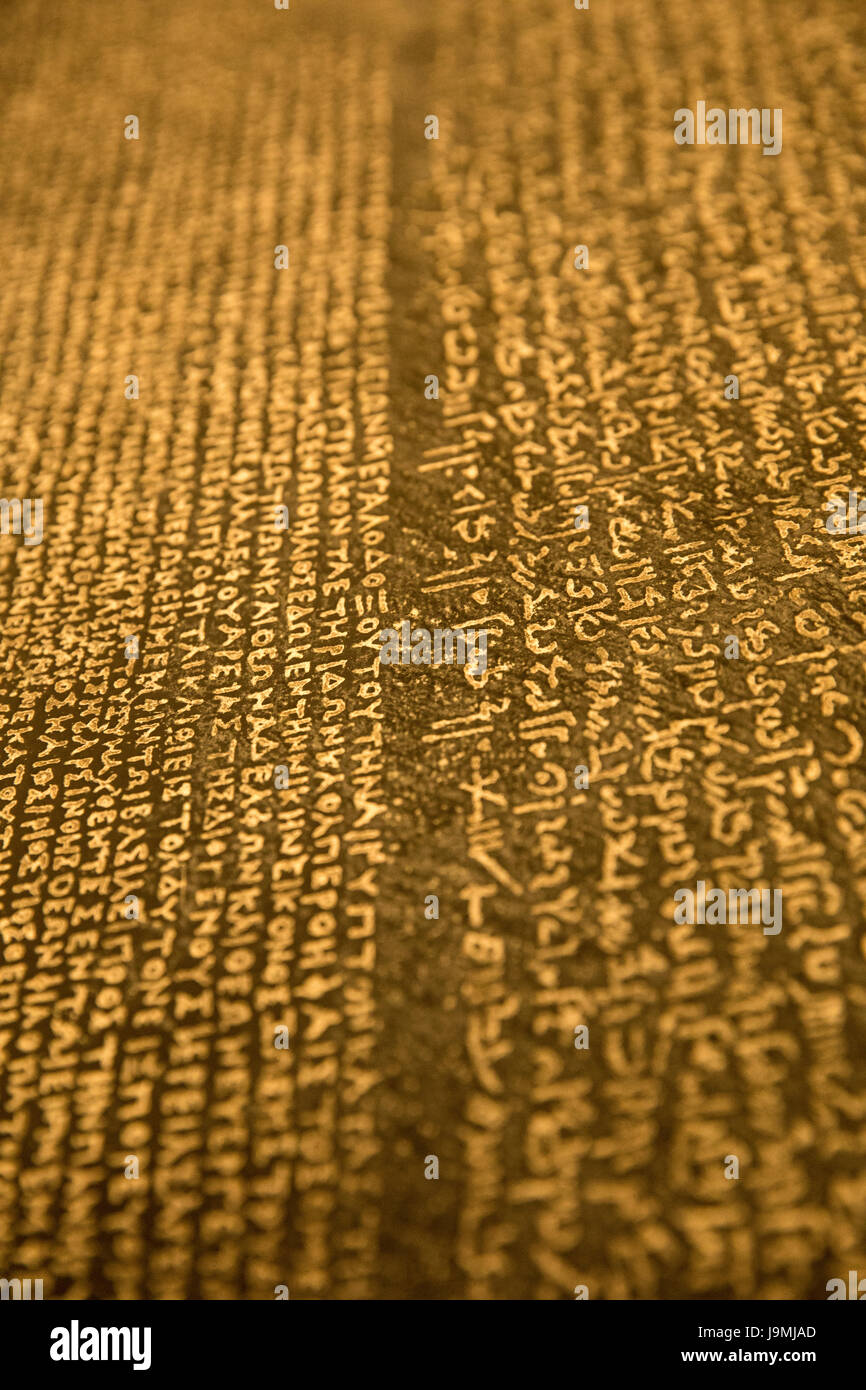 Geroglifici egiziani, demotic script, il greco antico - Rosetta Stone, 196 BC, il British Museum di Londra, Inghilterra, Regno Unito Foto Stock