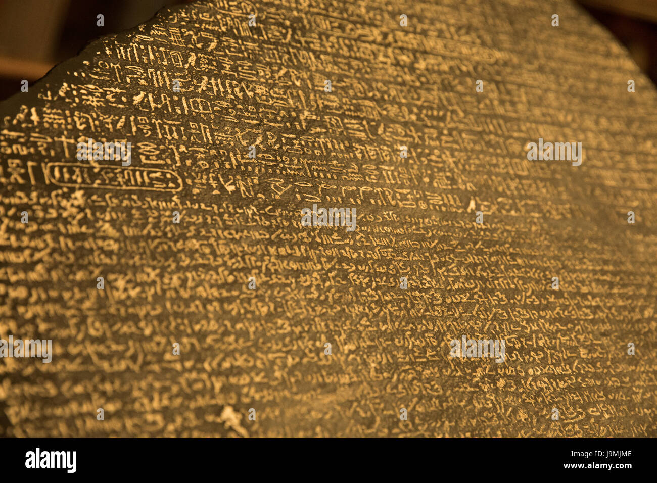 Geroglifici egiziani, demotic script, il greco antico - Rosetta Stone, 196 BC, il British Museum di Londra, Inghilterra, Regno Unito Foto Stock
