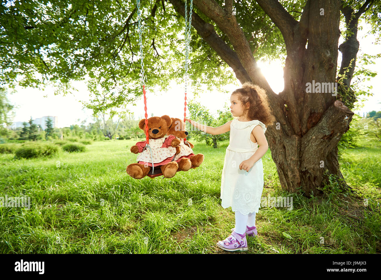 Un bambino gioca con una rotazione. Il concetto di infanzia. Protezione bambini al giorno. Foto Stock
