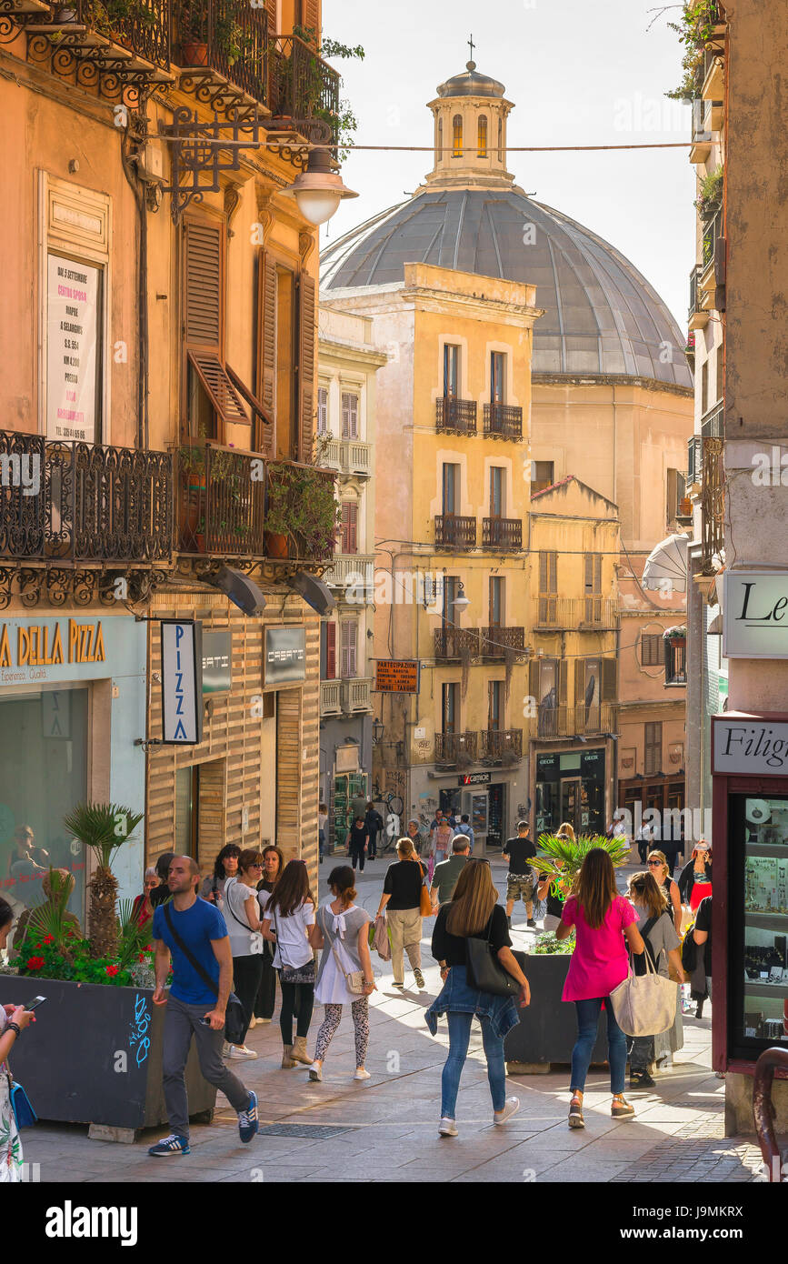 Cagliari Sardegna shopping, la via Manno - un popolare via dello shopping - nel centro di Cagliari. Foto Stock