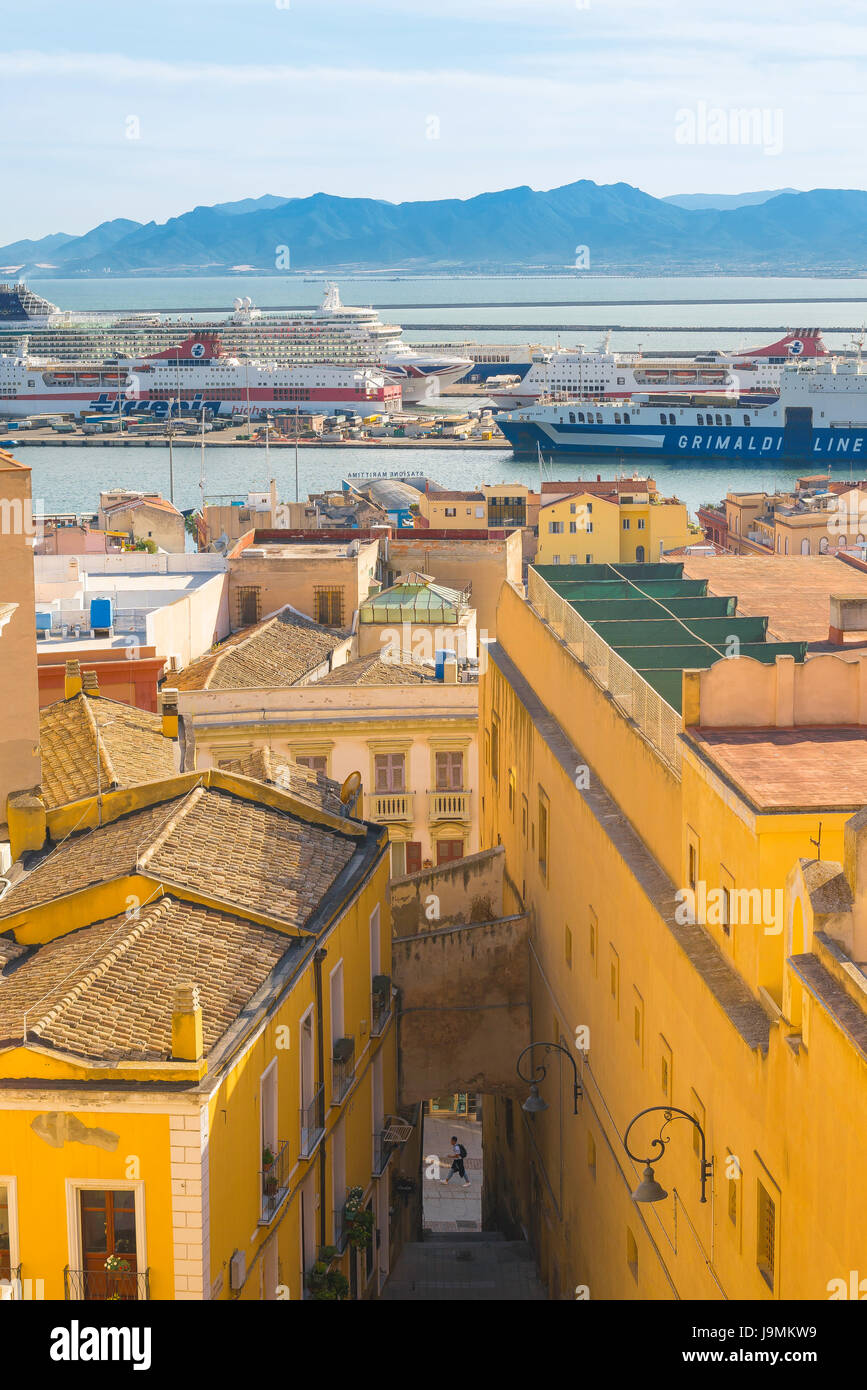 Cagliari città vecchia, la vista della città vecchia con il porto e le navi traghetto in distanza, SARDEGNA. Foto Stock