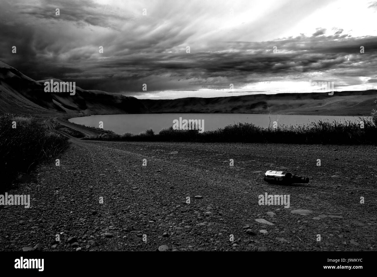 Una bottiglia di Lone poggia su una vecchia strada sterrata che corre parallela al possente fiume Columbia negli Stati Uniti Stato dell'Oregon. Abbondanza di lettiera può essere trovato qui Foto Stock