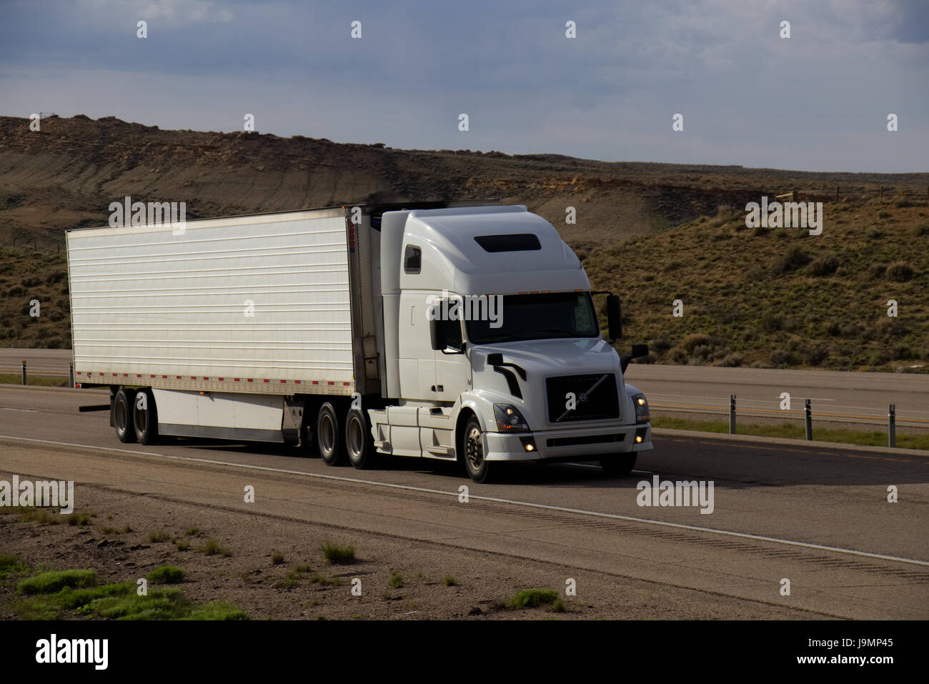Grandi Semi-Truck (Camion) viaggia verso il basso un rurale americano  autostrada. La maggior parte dei contrassegni e marchi sono stati rimossi  Foto stock - Alamy