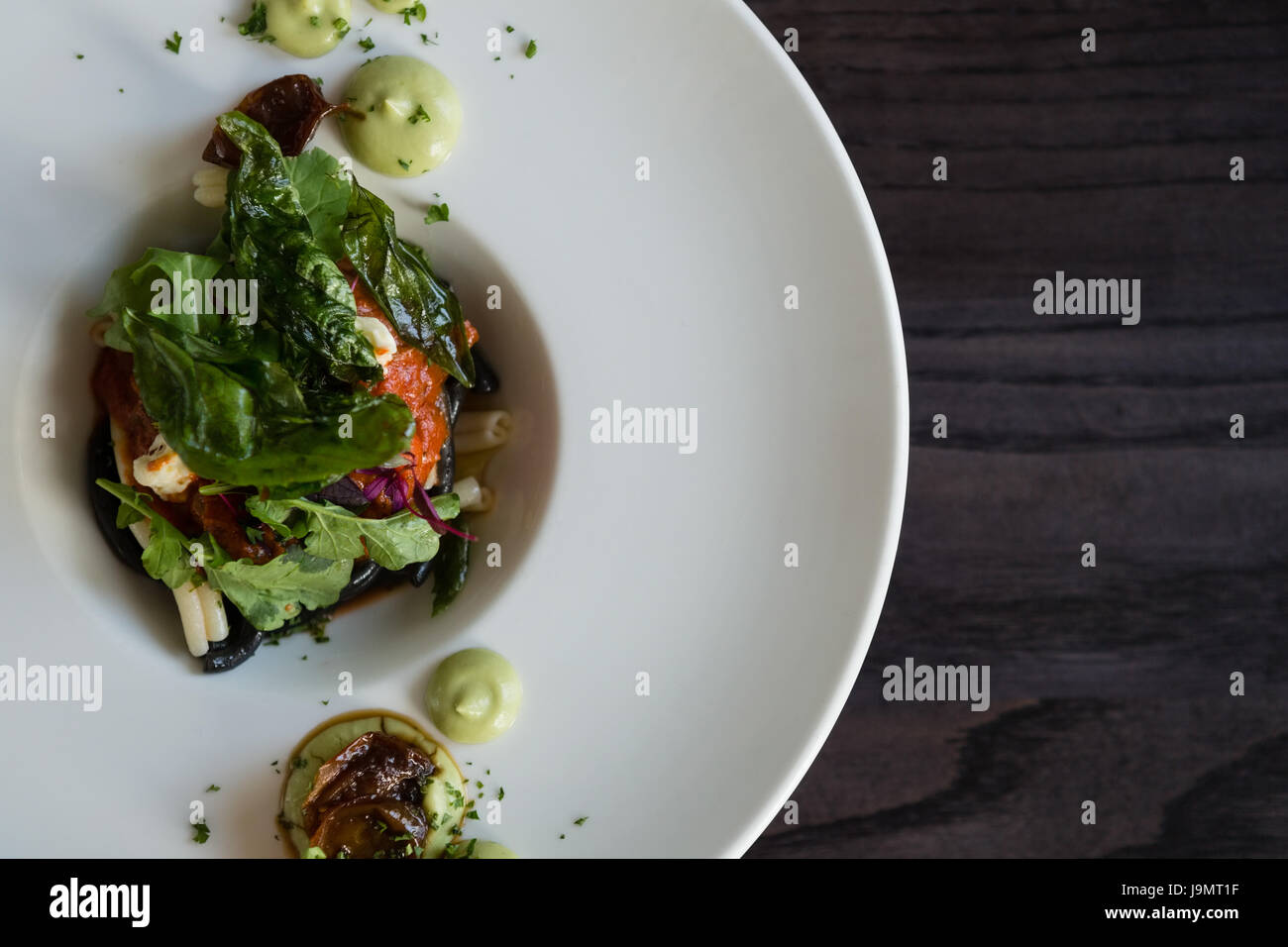 Chiusura del pasto servito nella piastra sul tavolo nel ristorante Foto Stock
