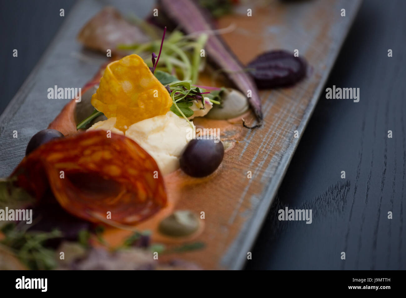 Chiusura del cibo servito nel vassoio sul tavolo al ristorante Foto Stock