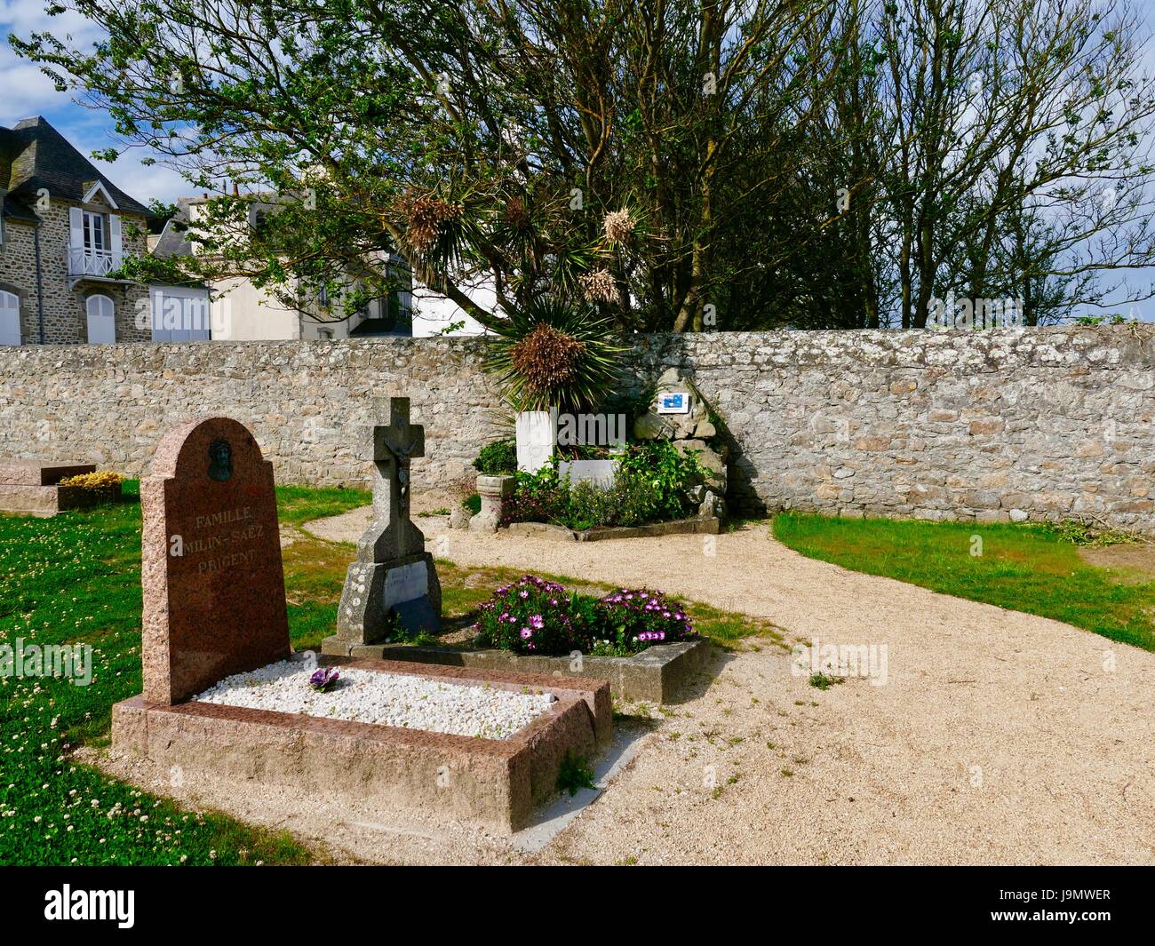 Memorial e grave per il pilota Frank William McDowell Stout, Royal New Zealand Airforce, girato verso il basso sopra l'Île de Batz, 18 giugno 1944, durante la seconda guerra mondiale, Roscoff, Francia Foto Stock