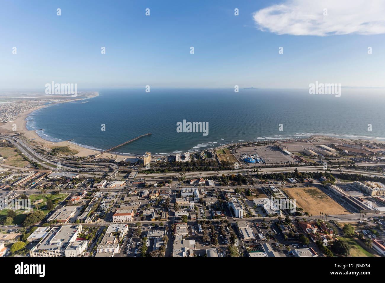 Vista aerea del centro cittadino di Ventura waterfront nella California Meridionale. Foto Stock