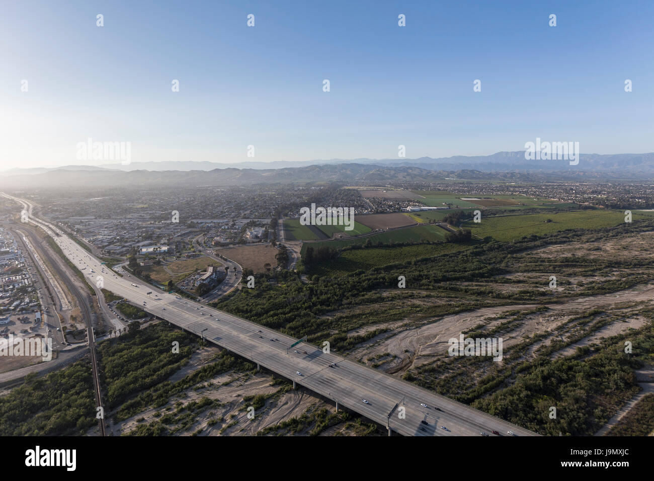 Vista aerea della superstrada 101 attraversando la Santa Clara nel Fiume Ventura County, California. Foto Stock