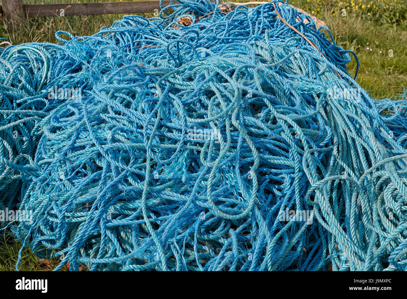 Un mucchio di aggrovigliarsi funi in nylon ( Corda di polipropilene) comunemente utilizzati nell'industria. Foto Stock